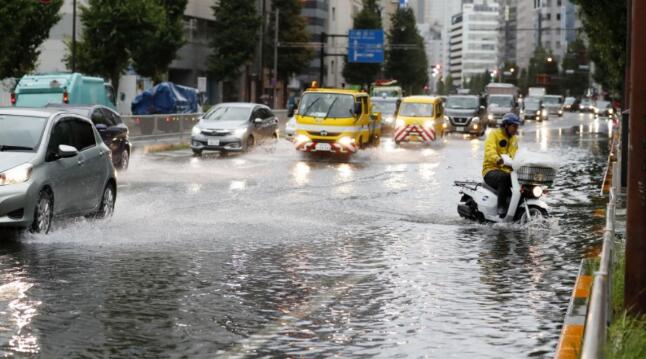 臺風(fēng)法茜襲擊日本 雨風(fēng)