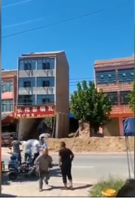 當事人回應4層樓房突然坍塌 怪鄰居建房把地基挖得太深